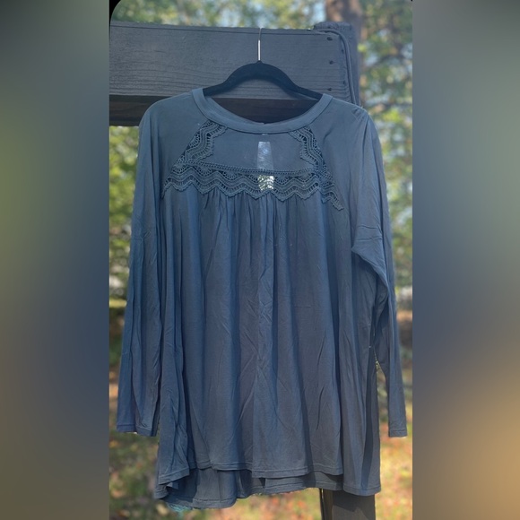 Like new loft top - 😍 so pretty! - Picture 2 of 4